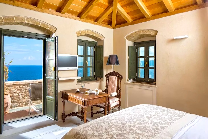 Moni Emvasia Luxury Suites